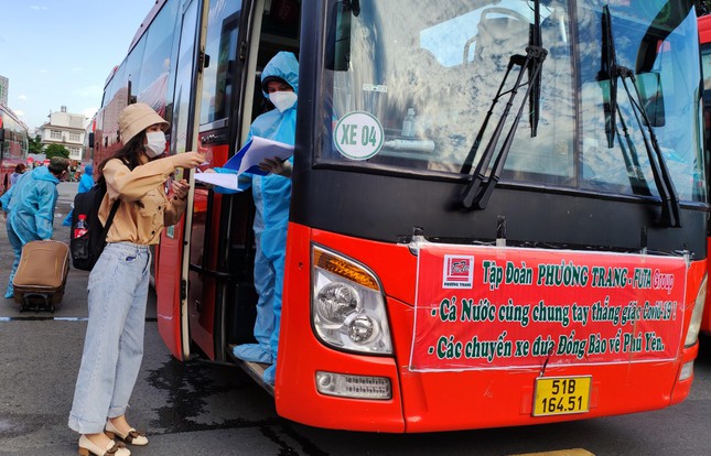 Trần Kim Linh (19 tuổi, nhân viên một công ty về lĩnh vực thời trang tại Sài Gòn) cho biết, thời gian qua, dịch bệnh phức tạp nên cô gặp nhiều khó khăn về chuyện lương thực thực phẩm do bị hạn chế ra đường mua sắm. "Về quê và thực hiện cách ly cũng thấy an tâm phần nào. Nhận được sự hỗ trợ của tỉnh để về quê là điều mình rất vui mừng. Hơn nữa, thời gian này thấy bà con mình cũng đồng lòng chống dịch, hỗ trợ nhau rất nhiều", Kim Linh chia sẻ.