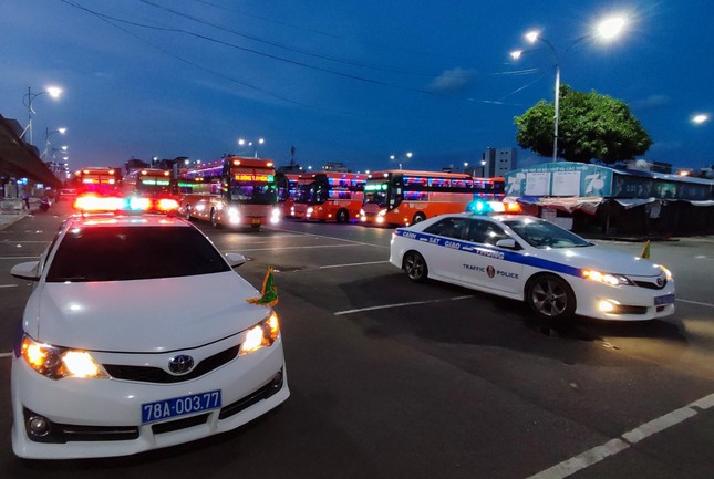 Đoàn xe đưa bà con Phú Yên về quê do lực lượng Cảnh sát giao thông Công an tỉnh dẫn đầu, đảm bảo đưa bà con về quê an toàn.