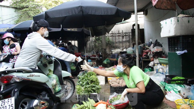 “Việc dùng thẻ đi chợ tôi có chút ngỡ ngàng, nhưng nhận thấy đây là biện pháp tốt nhất để phòng chống dịch nên gia đình tôi rất vui vẻ chấp hành” - Bà N.T.P (người dân phường Nhật Tân) chia sẻ.