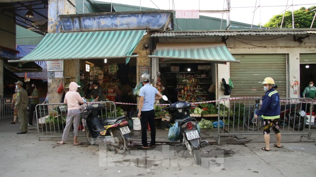 Khi số lượng người vào chợ đông, ban quản lý sẽ không cho thêm người vào chợ cho đến khi có người ra khỏi thì mới được vào chợ.