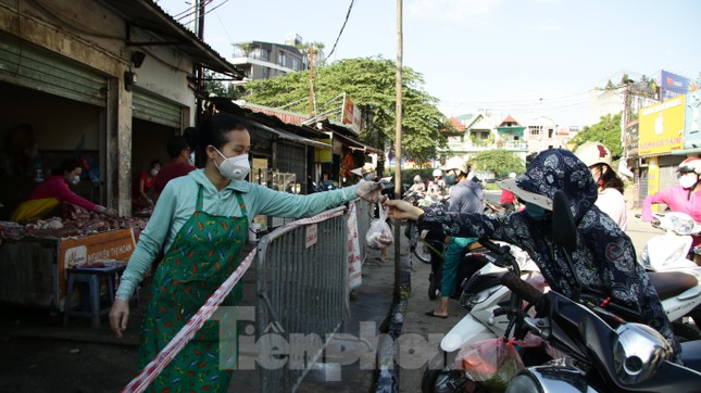 Cận cảnh người dân Hà Nội đi chợ bằng &#39;tem phiếu&#39; ngày chẵn, lẻ - 8