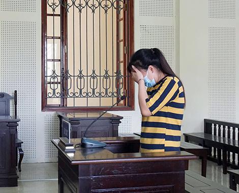 Lương Thị Tinh bật khóc khi HĐXX hỏi về tương lai 2 đứa con gái.