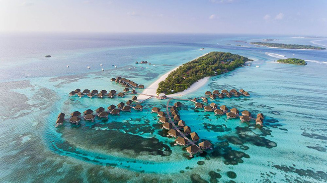 Maldives, Ấn Độ Dương: Maldives có hầu hết các khu nghỉ dưỡng thân thiện với trẻ em. Hãy thuê một túp lều trên bãi biển và các bé có thể dành hàng giờ chơi đùa trên cát trắng, nhảy trong những con sóng và lặn với ống thở ở vùng nước nông. 
