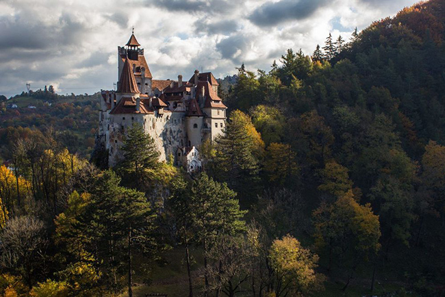 Bran, Romania: Romania lưu giữ văn hóa dân gian ấn tượng với nhiều tháp pháo và thành lũy chênh vênh trên đỉnh núi, điển hình là lâu đài Bran, được cho là nơi ở của bá tước ma cà rồng...
