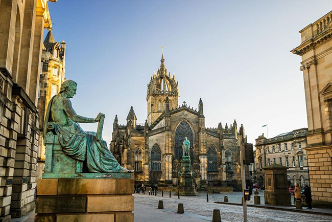 Edinburgh, Scotland: Thủ đô của Scotland nổi bật nhờ 12 lễ hội lớn diễn ra quanh năm, từ lễ kỷ niệm kể chuyện đến lễ hội khoa học. Nếu bạn không đi vào mùa lễ hội, Camera Obscura hoặc bảo tàng tuổi thơ là nơi mang lại những trải nghiệm thú vị cho cả gia đình. 
