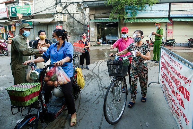 Chợ Nhật Tân thuộc địa phận phường Nhật Tân (Tây Hồ, Hà Nội) là khu chợ dân sinh đầu tiên trên địa bàn Hà Nội áp dụng đi chợ tem phiếu cho người dân.