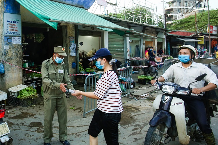 Bộ phận bảo vệ giúp đỡ người dân ghi thông tin lên phiếu để lưu giữ lại rồi mới cho "thông quan".