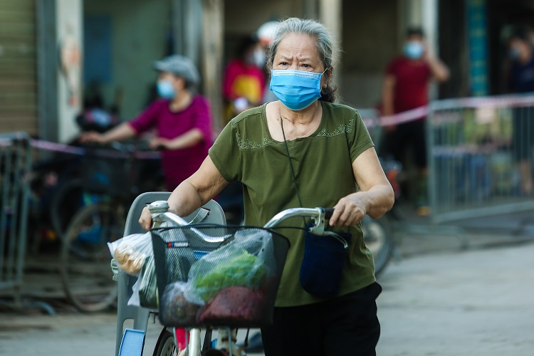 Trước đó, từ chiều ngày 26/7 lực lượng chức năng đã tới từng hộ dân để phát phiếu đi chợ. UBND phường chia ra&nbsp;hai ngày chẵn – lẻ để người dân luân phiên đi chợ.