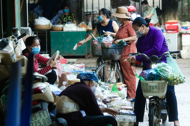 Việc rà soát số hộ nhận phiếu đi chợ được thực hiện bởi các tổ dân số dựa trên hộ khẩu và đăng ký tạm trú tạm vắng của người dân.