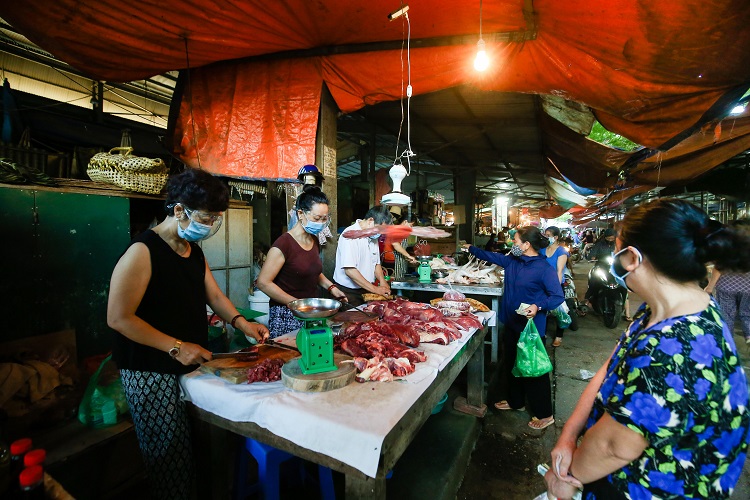 Chị Thúy Vân, một tiểu thương tại chợ Nhật Tân cho biết: Việc áp dụng phiếu chẵn lẻ&nbsp;là giải pháp phù hợp trong thời điểm dịch bệnh hiện tại. Tuy nhiên điều này cũng ảnh hưởng không nhỏ tới việc kinh doanh của chị, mỗi ngày chị sẽ phải nhập ít hàng hóa hơn để đảm bảo bán hết trong ngày.