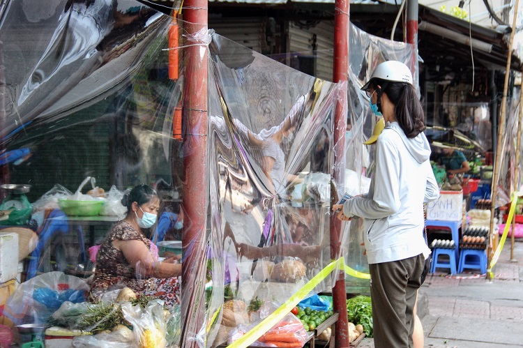 Các tiểu thương tại đây cho biết, việc quây các tấm ni lông và mica rất đơn giản, chi phí rất rẻ. Tùy từng chất liệu mà các tấm chắn có giá khác nhau, chất liệu đắt nhất chỉ khoảng 400 nghìn đồng.