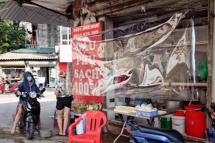 Ông Trần Văn Quyên, tiểu thương bán hàng tại chợ Bách Khoa cho biết: thực hiện chỉ đạo của UBND phường Bách Khoa, gia đình ông bắt đầu quây các tấm bạt ni lông từ ngày 22/7 và đảm bảo giãn cách với khách hàng.