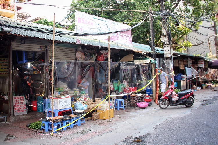 Ngoài ra, để đảm bảo không tập trung đông người, UBND phường Bách Khoa đã phân lịch cho các tiểu thương kinh doanh luân phiên theo ngày chẵn - lẻ.