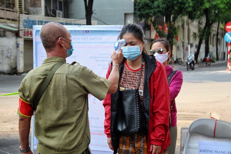 Lực lượng chức năng phường Bách Khoa phân chia các ca trực để hướng dẫn, nhắc nhở người dân thực hiện nghiêm quy định phòng, chống dịch tại chợ.