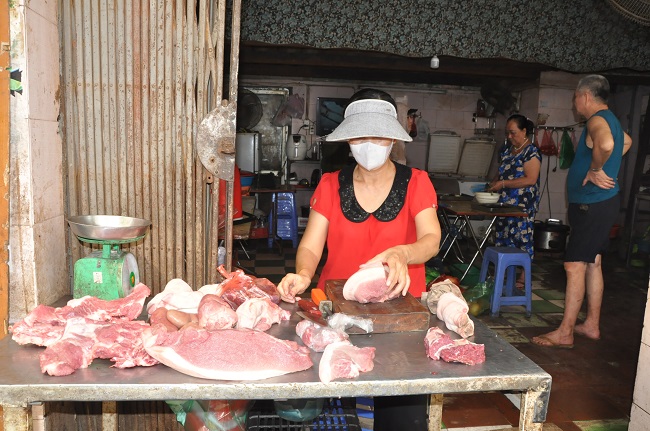 Giá lợn hơi mặc dù giảm mạnh nhưng giá thịt ngoài chợ vẫn neo cao.