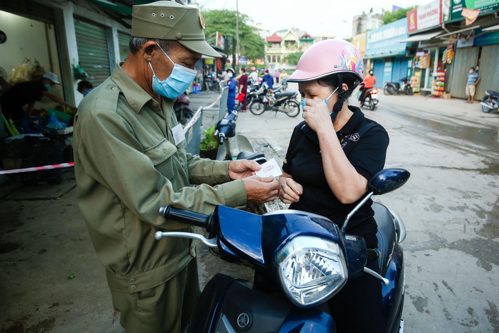 Người dân phường Nhật Tân dùng thẻ đi chợ sáng nay