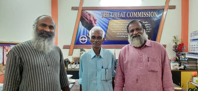 Ông Sajid Thungal (đứng giữa) sắp được đoàn tụ với gia đình nhờ sự giúp đỡ của mục sư Philip (phải). Ảnh: The National News
