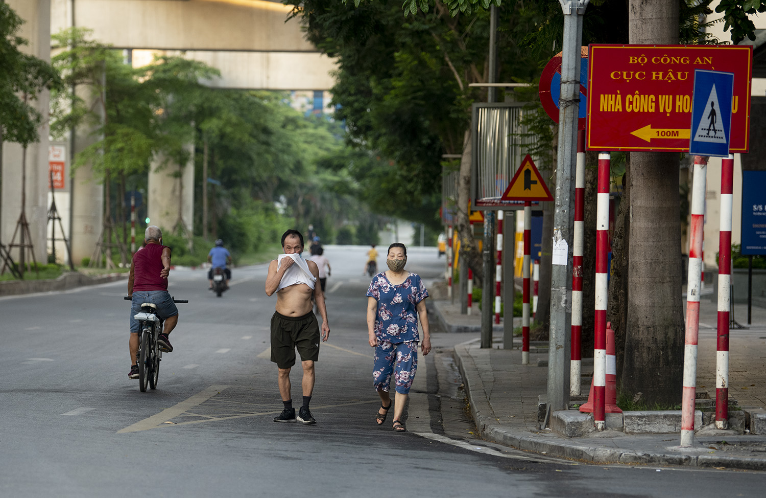 Hôm nay (27/7) là ngày thứ 4 thành phố Hà Nội thực hiện giãn cách xã hội theo nguyên tắc Chỉ thị 16/CT-TTg của Thủ tướng Chính phủ nhằm ngăn chặn sự lây lan của dịch COVID-19. Cũng trong sáng nay, Sở Y tế Hà Nội cho biết, thành phố đã ghi nhận 19 trường hợp dương tính với SARS-CoV-2 mới, trong đó 13 trường hợp tại cộng đồng và 6 tại khu cách ly tập trung. Dịch bệnh ở Hà Nội diễn biến phức tạp nhưng nhiều người dân vẫn thờ ơ, không chấp hành quy định phòng dịch.