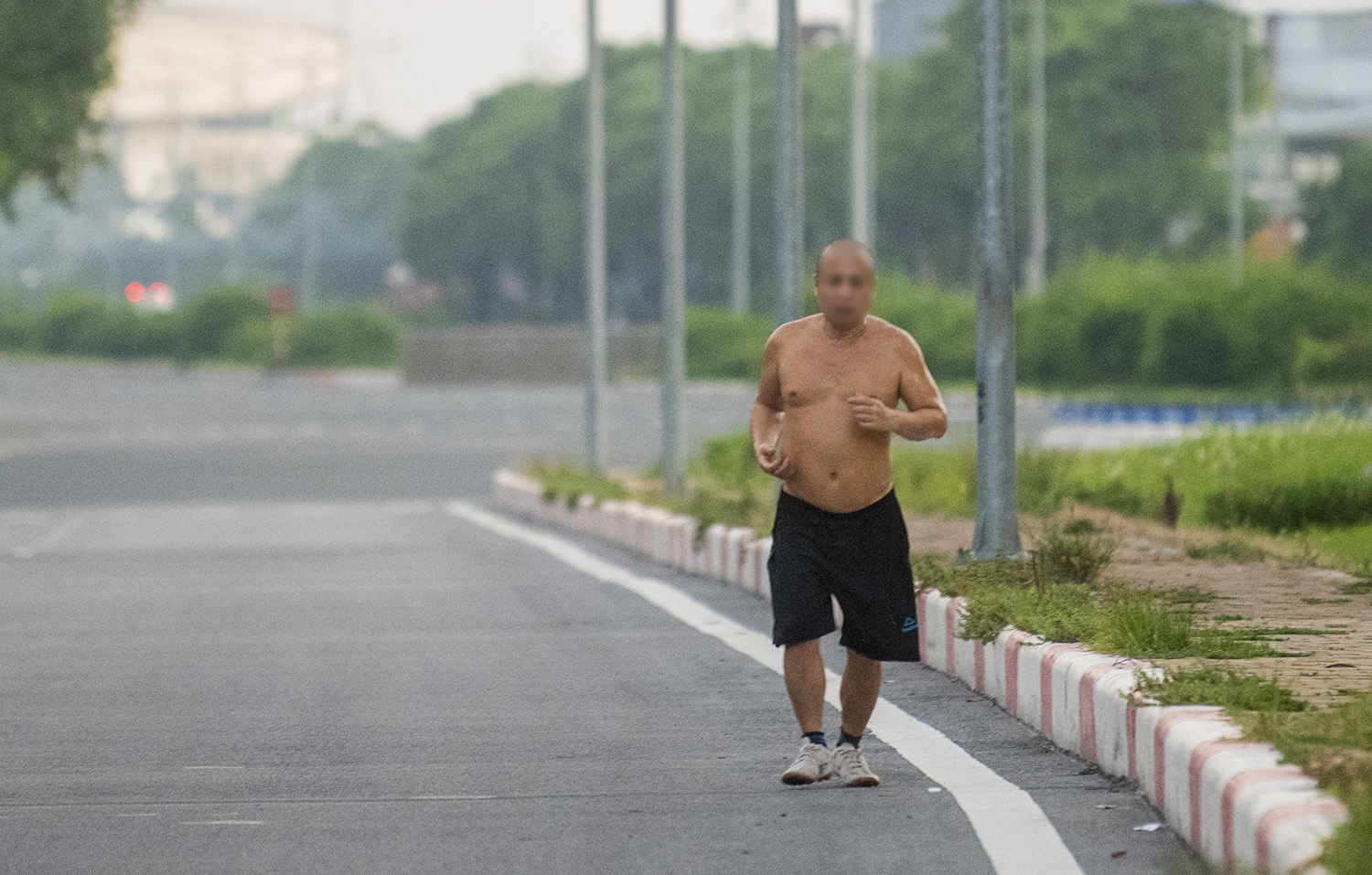 Hà Nội: Bất chấp giãn cách xã hội, nhiều người vẫn ra đường tập thể dục từ tờ mờ sáng - 7