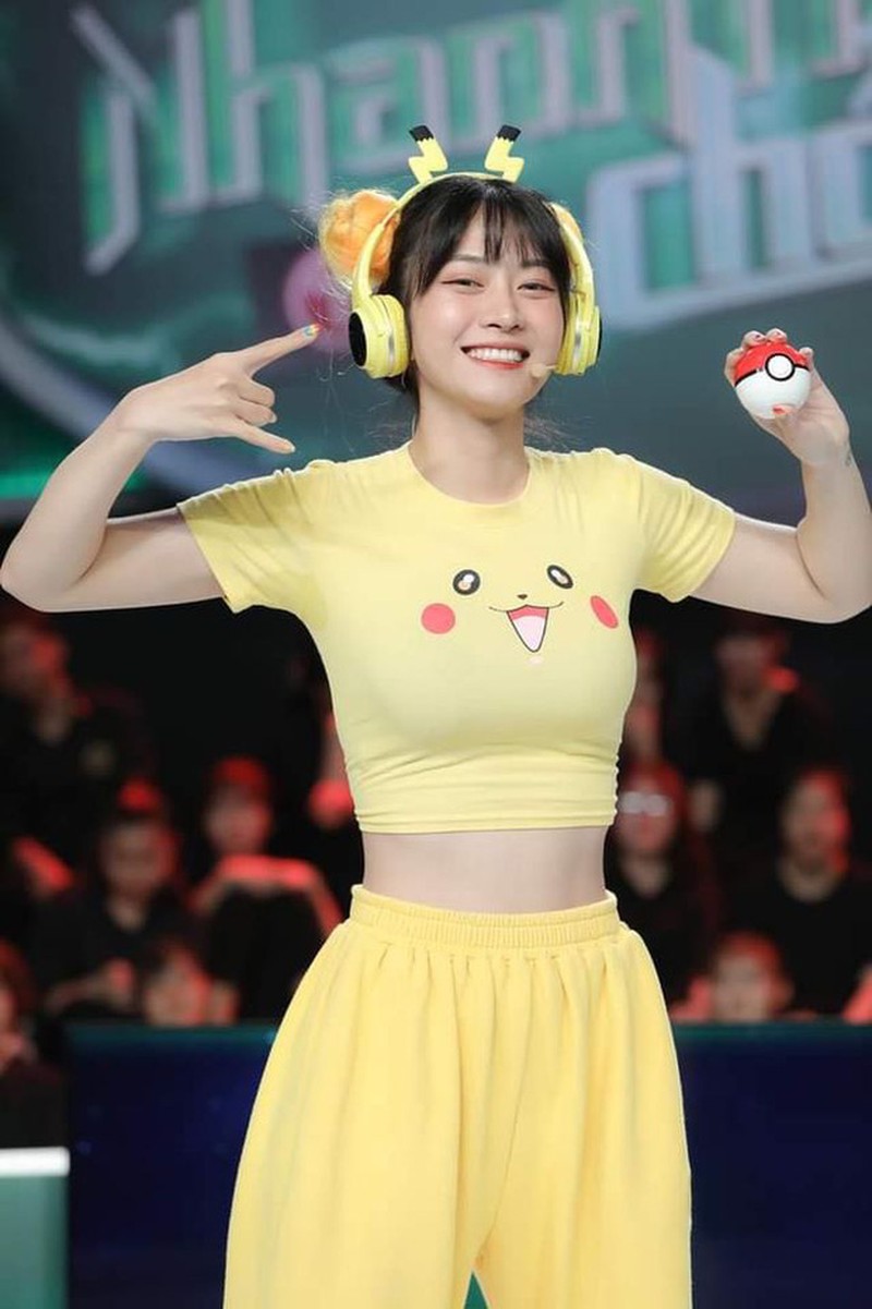 Xuất hiện trong một chương trình truyền hình, cô chọn mặc chiếc áo Pikachu ôm sát.