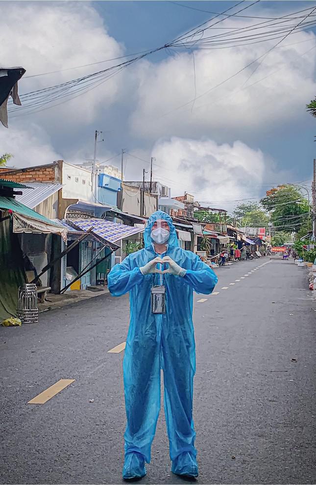 Anh Kiệt hài hước trấn an mọi người đừng quá sợ hãi khi gặp nhân viên y tế hoặc tình nguyện viên mặc đồ bảo hộ - Ảnh: NVCC