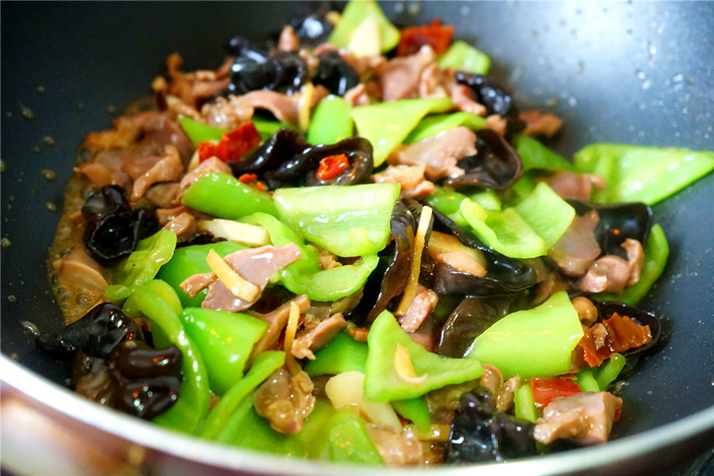 Sau đó thêm nấm và ớt chuông, xào 1 phút thì thêm gia vị rồi tắt bếp, dọn ra đĩa.