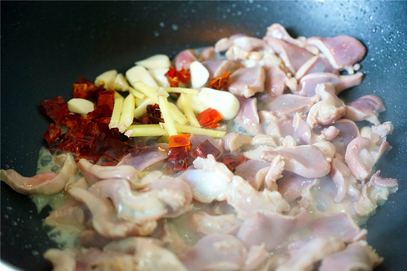 Phi thơm ớt khô, gừng, tỏi băm, cho mề gà vào xào chín trước.