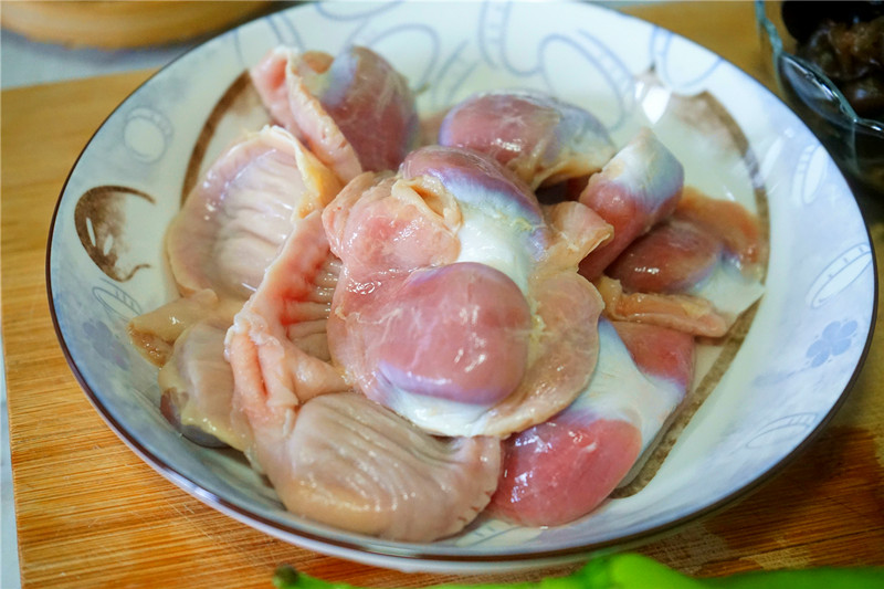 Mề gà loại bỏ lớp màng màu vàng bên ngoài, rửa sạch, thái mỏng rồi ướp với 1 thìa rượu nấu ăn và chút muối trong 15 phút.