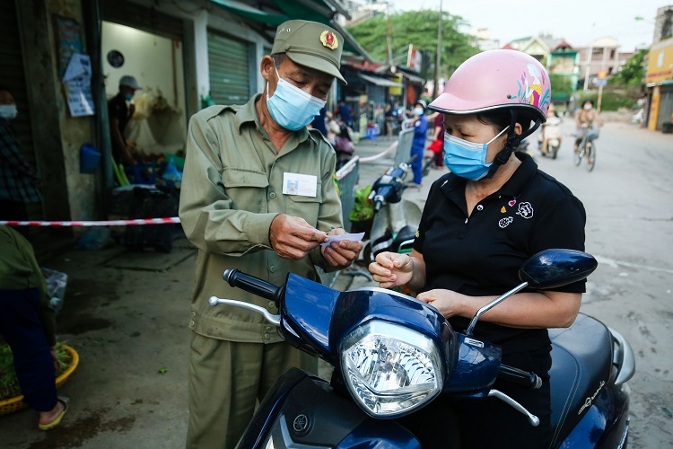 Chợ Nhật Tân (Tây Hồ, Hà Nội) áp dụng “tem phiếu” phân chia luân phiên người dân đi chợ theo ngày chẵn lẻ. Hình thức này cũng từng được áp dụng ở nhiều chợ trên địa bàn Huế, Đà Nẵng.