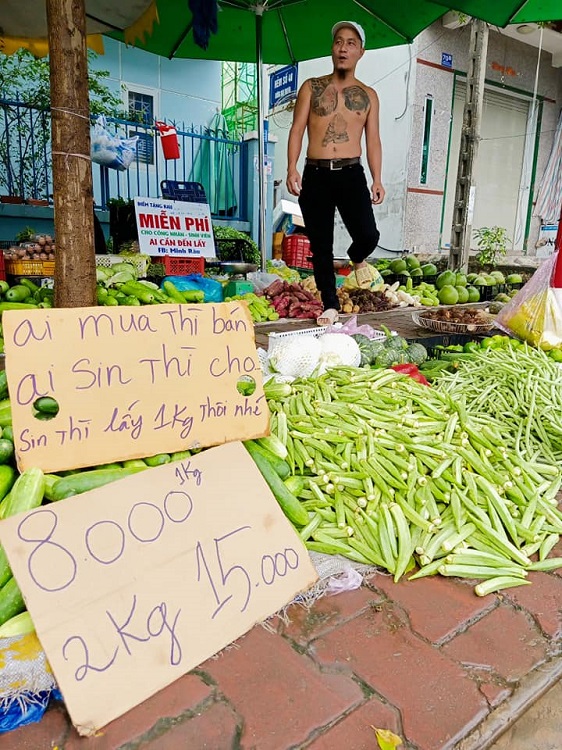 Sự độc đáo không chỉ ở cách anh bán hàng mà còn bởi quầy rau miễn phí giữa mùa dịch anh dành cho người có hoàn cảnh đặc biệt, sinh viên nghèo. Những dòng chữ nguệch ngoạc đôi lúc còn sai chính tả nhưng lại chứa chan tình cảm; tấm lòng thiện tâm, sẵn sàng từ bỏ lợi ích cá nhân vì cộng đồng.