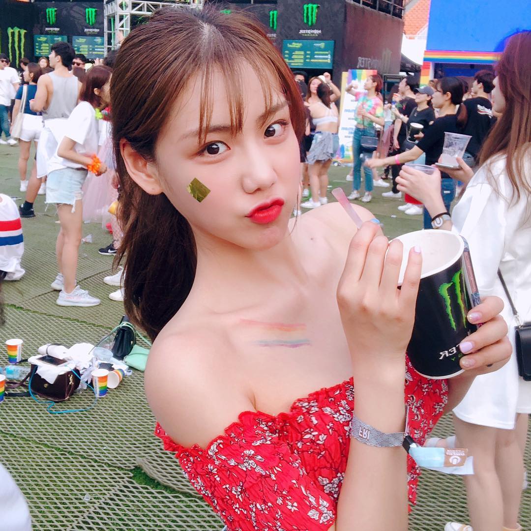 Nhiều mỹ nhân Hàn sang Việt Nam du lịch chọn trang phục phớt lờ