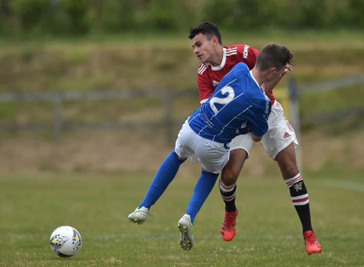 Zach Giggs (áo đỏ) góp công giúp đội U16 MU thắng U16 Coleraine 2-0 ở Bắc Ireland