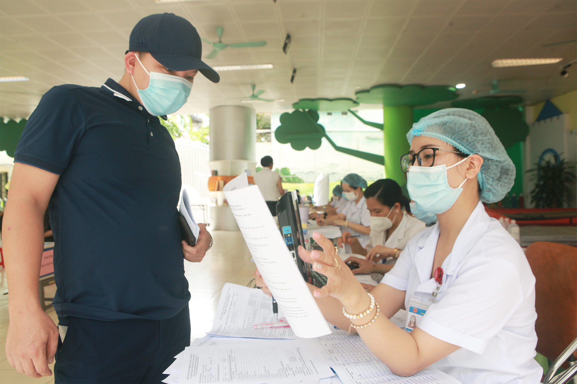 Sau 7 ngày theo dõi, người dân mới nhận được giấy chứng nhận đã tiêm. Cán bộ y tế khuyến cáo người tiêm vaccine kiêng uống rượu bia, nghỉ ngơi, tập thể dục nhẹ nhàng, ăn các thức ăn mềm dễ tiêu hóa, bổ sung đủ nước trước và sau tiêm.