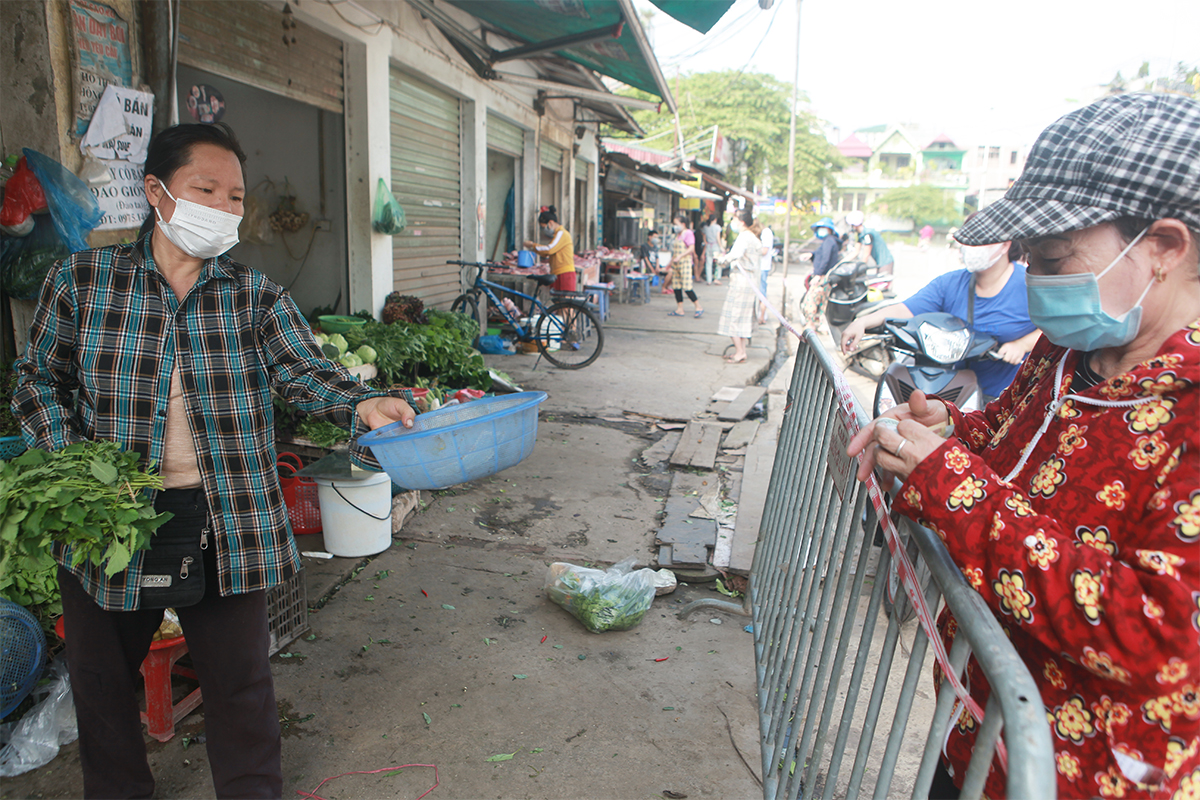 Tại đây, rào chắn được quây khắp các lối ra vào chợ, cùng với bảng hiệu tuyên truyền