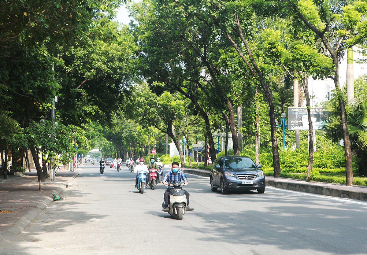 Giờ cao điểm trên các tuyến đường vào trung tâm thành phố không còn cảnh xe cộ ùn tắc, thành phố yêu cầu người dân không ra&nbsp;đường khi không có lý do chính đáng. Trong 3 ngày thực hiện Chỉ thị, cơ quan chức năng đã xử phạt hành chính rất nhiều trường hợp vi phạm phòng chống dịch. Hình ảnh người dân trên đường Hoàng Quốc Việt, 7h30 sáng (28/7).