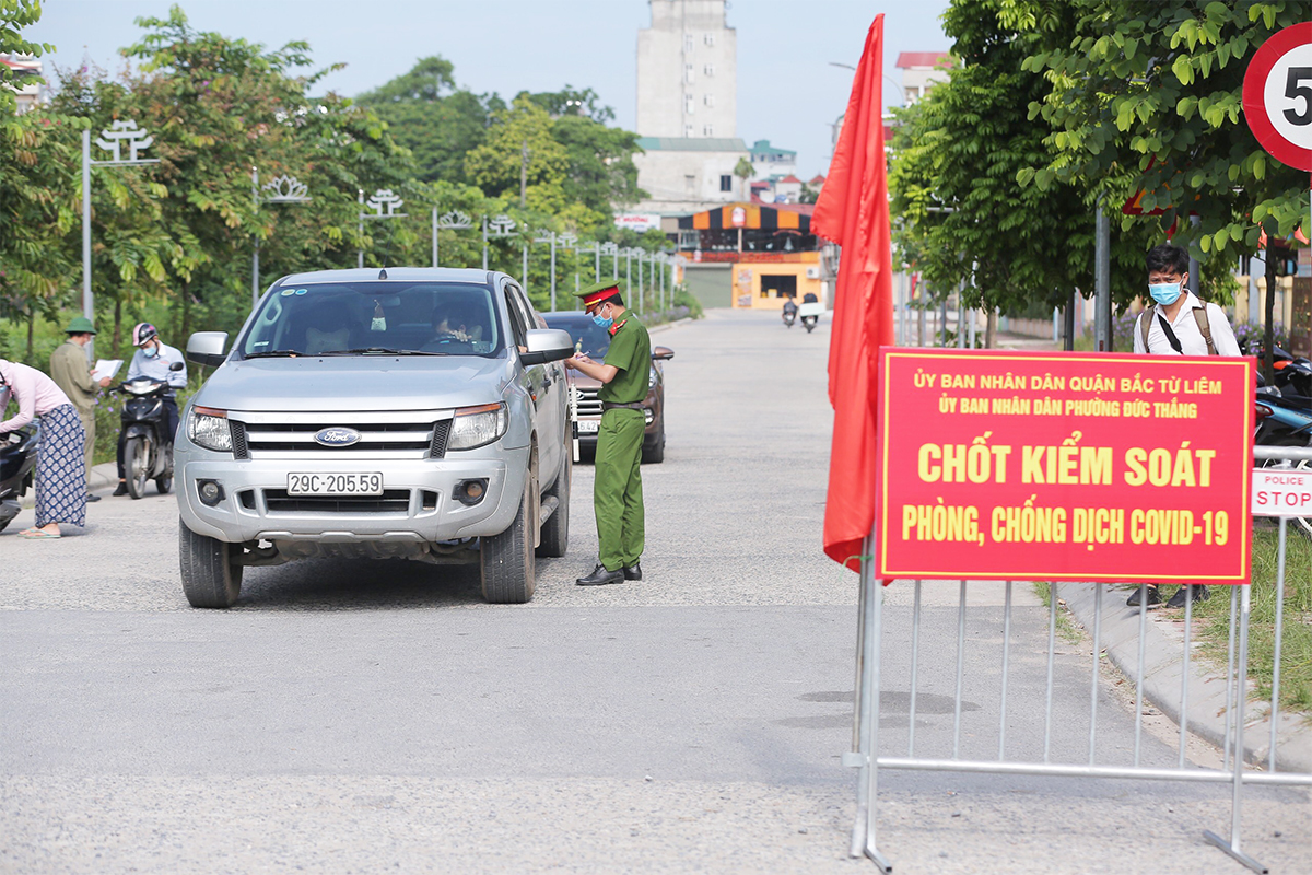 Sáng nay, ngày đầu tiên phường Đức Thắng (quận Bắc Từ Liêm) đã lập 4 chốt chặn ra vào các khu vực trên địa bàn nhằm kiểm tra "phiếu đi đường" cũng như lý do đi ra ngoài của người dân.