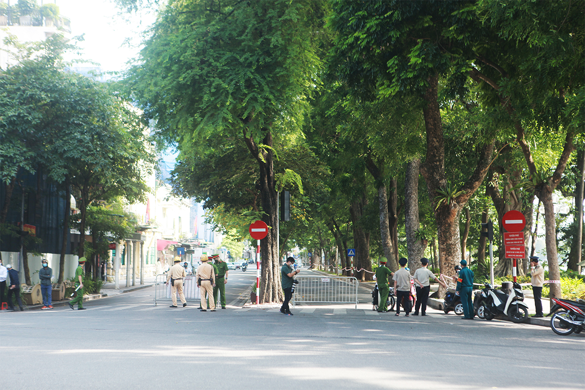 Trong ngày đầu Hà Nội thực hiện cách ly xã hội toàn thành phố, lực lượng công an các phường đã đi tuần tra, lập chốt trên các tuyến đường… để xử lý&nbsp;những trường hợp ra ngoài với lý do không thực sự cần thiết. Hình ảnh lực lượng chức năng lập chốt trên phố Lê Thái Tổ (quận Hoàn Kiếm) vào sáng nay (28/7).&nbsp;Người dân ra đường không có lý do chính đáng và không có đầy đủ giấy tờ cần thiết sẽ bị phạt từ 1-3 triệu đồng.