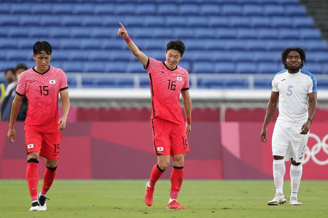 Hwang Ui-jo (giữa) tỏa sáng giúp Hàn Quốc giành 3 điểm dễ dàng