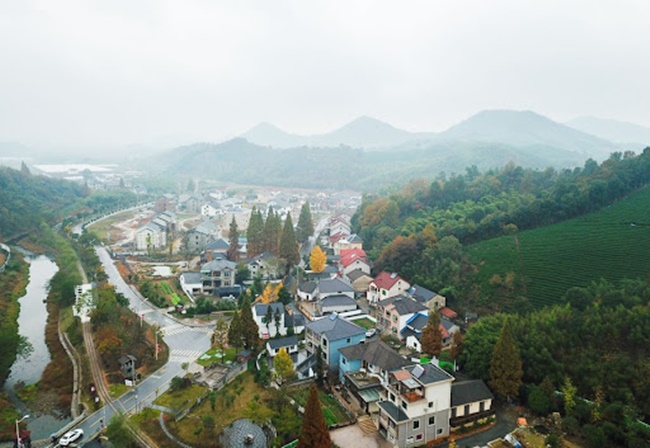 Sự thay đổi đến vào năm 2003, khi đó Yucun đóng cửa 3 nhà máy khai thác mỏ và 1 công ty xi măng - công ty đóng góp 95% thu nhập của làng.
