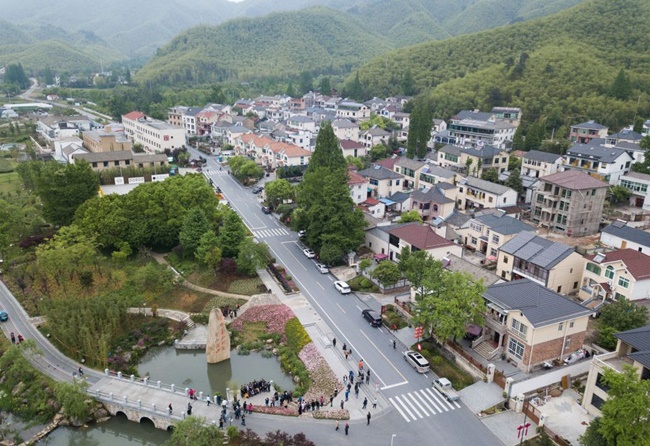 Ngôi làng ngày càng trở nên thu hút người thành phố đến nghỉ ngơi và là điểm đến du lịch sau khi ô nhiễm không còn.
