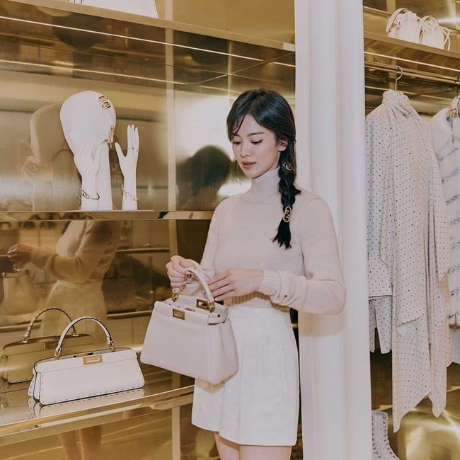 Trang phục và cách trang điểm nhẹ nhàng của Song Hye Kyo được khen đơn giản nhưng tinh tế, giúp nữ diễn viên trẻ hơn tuổi.
