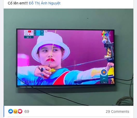 Khoảnh khắc Ánh Nguyệt giương cung trong trận 1/16 môn bắn cung 1 dây nữ được Facebooker chụp lại và chia sẻ lên mạng xã hội kèm lời cỗ vũ.