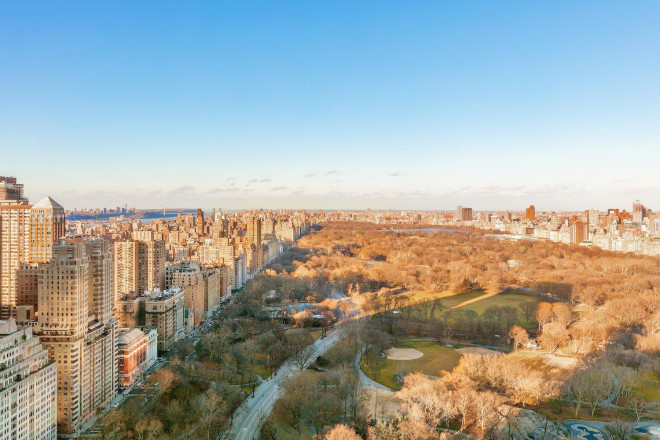 Tòa nhà&nbsp;có tầm nhìn bao quát ra công viên Central Park và khu trung tâm Manhattan.