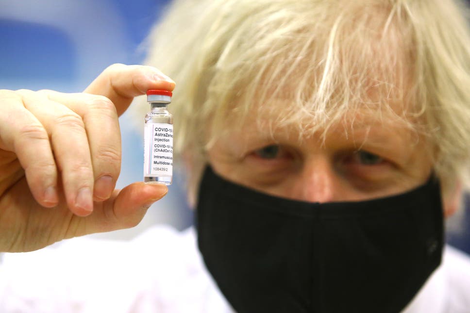 Thủ tướng Anh Boris Johnson tiêm vaccine AstraZeneca.