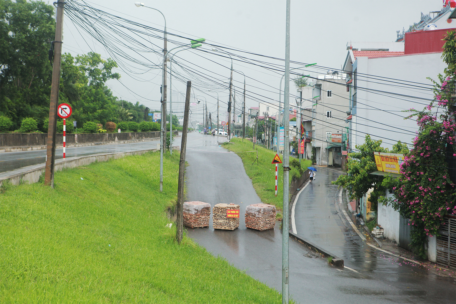 Để chống dịch, nhiều chốt kiểm soát, lối ra vào địa bàn phường Long Biên (quận Long Biên, Hà Nội) được thiết lập, trong đó có chốt “cứng” và “chốt mềm” – chặn bằng nhiều vật liệu khác nhau như gạch, ống thoát nước, container…