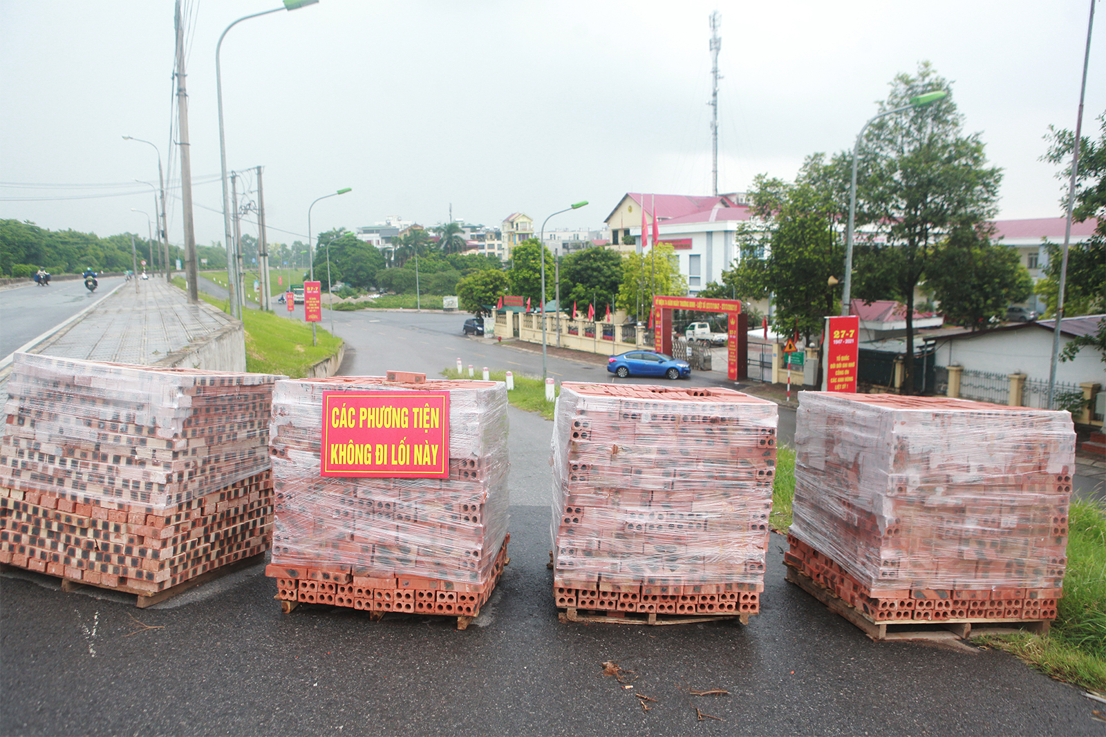 Lý giải về việc lập các chốt chặn từ gạch, thùng container, Chủ tịch phường cho biết do cơ sở vật chất để làm barie hạn chế nên chính quyền phải tạm dựng những chốt như thế này. Khi lực lượng ổn định, cơ sở vật chất được tăng cường, phường sẽ có phương án thay thế và dỡ bỏ.