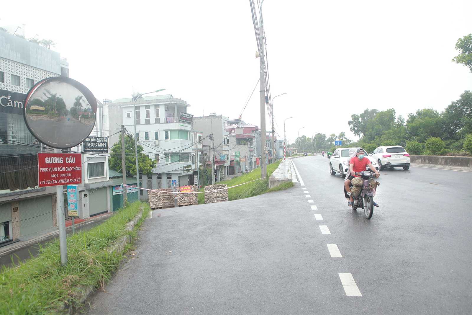 Theo ghi nhận, trên khu vực đê, lối lên xuống địa bàn phường, lực lượng chức năng đặt các chồng gạch. Có khoảng 5 lối lên xuống tại đây.