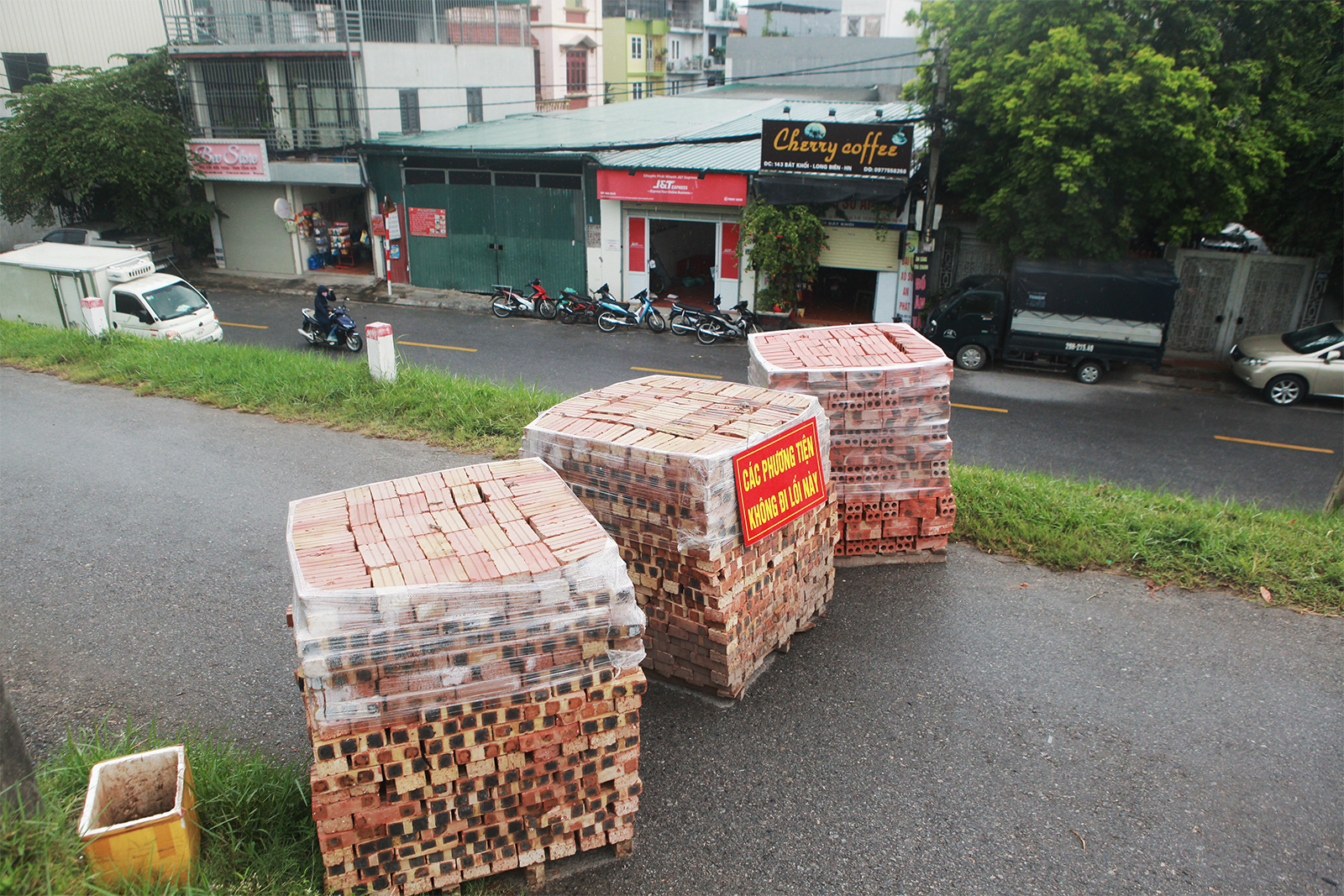 Hà Nội: Dùng cả... thùng container, gạch, ống cống làm &#34;chốt&#34; chống dịch - 5