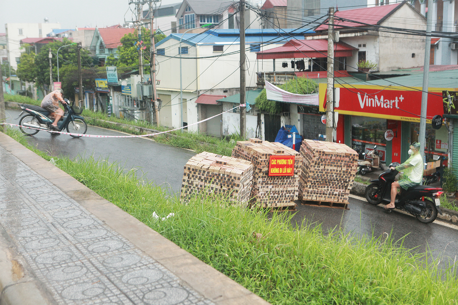 Người dân trong địa bàn muốn lấy đồ phải dừng xe, đi bộ ra bên ngoài lấy.