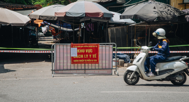 UBND phường Hoàng Văn Thụ (Hoàng Mai, Hà Nội) cách ly nơi có ca dương tính với SARS-CoV-2.